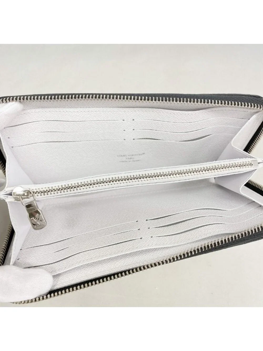 Louis Vuitton Wallet Taigarama Zippy Horizontal Optic White